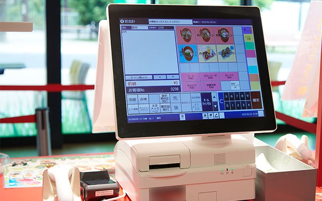 カウンタに設置されたPOSレジシステム(FoodFrontia for TWINPOS 9700Bi)
