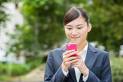 スマホを操作する女性